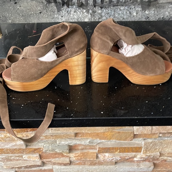FREE PEOPLE WOOD PLATFORMS WRAP UP LEGS GLADIATOR SANDALS GENUINE SUEDE LEATHER - Picture 3 of 6